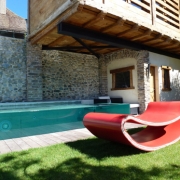 SEZLONGUL WOMBAT<br/> Inca o data materialul compozit HI-MACS® face posibilia crearea unui design spectaculos, oferind libertate in procesul creational ar arhitectilor. Linia unica si forma concava a sezlongului Wombat reprezinta un joc al persepectivelor, pornind de la o forma subtire pana la o forma curbata pusa in valoare datorita pietrei naturale acrilice HI-MACS. Caracteristicile unice ale materialului compozit HI-MACS au permis crearea acestor forma exceptionale cu un design spectaculos ce ofera si un grad ridicat de confort. Wombat este ideal pentru o zi de relaxare in compania unei carti bune oferind in acelasi timp un loc in care copiii se pot juca. <br/>   Design: Islé Phippaz <br/> Fabricator: B2E Sàrl - Les Artisans du Design <br/> Material: HI-MACS® Fiery Red <br/> Foto: Mickel Naumann  <br/>