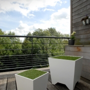 GRASS BOX<br/> Primavara este momentul oportun pentru gradinarit si activitati de relaxare. Denis Margot a folosit HI-MACS® pentru a produce aceste ghivece cu un design special. Rezistenta la razele UV, apa, vreme rea si inghet sunt esentiale pentru mobilierul de exterior, iar HI-MACS® intruneste toate aceste calitati. Aceste ghivece pot fi utilizate pentru orice tip de plante, ofering un plus de eleganta si prospetime teraselor. <br/> Design: Denis Margot<br/> Fabricator: Denis Margot<br/> Material: HI-MACS® Alpine White<br/> Foto: ©Denis Margot