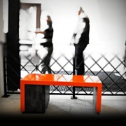 SCOALA JIHLAVA<br/> Scoala de arta Jihlava din Republica Ceha este dotata cu o colectie de mobilier din HI-MACS® ce introduce studentii in lumea artei. Studentii isi vor dezvolta abilitatile pentru a intelege abordarea artistilor si pentru a recunoaste valoarea artei. Scaunele proiectate de arhitectul Javoslav Huracek utilizeaza 5 din cele 100 de culori disponibile pentru materialul compozit HI-MACS®: Banana. Orange, Lilac Haze, Lemon Squash si Fiery Red. Cele 5 scaune au inscriptionate nume pe ele (Abakus, Architrave, Echinus, Torous si Voluta) amintind de cele 5 elemente de baza din arhitectura antica. Astfel, datorita acestui proiect arhitectura antica este o permanenta sursa de inspiratie. <br/>   Locatie: Jihlava, Republica Ceha<br/> Design: Javoslav Huracek<br/> Fabricator: Drevovỳvoba Podzimek<br/> Material: HI-MACS® Banana, Orange, Lilac Haze, Lemon Squash, Fiery Red<br/> Foto: ©Tomàš Dṽoràk