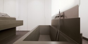 Pentru prima data in activitatea lor, cei de la Pott Architects, un studio de arhitectura cu sediul la Berlin si Londra, au utilizat materialul de ultima generatie, HI-MACS® Piatra Acrilica Naturala, in ultimul lor proiect de amenajare a unei bai. Odata cu restaurarea Vilei Oppenheim, din orasul Heringsdorf – arhitectii au reusit sa imbine stilul arhitectural existent cu un design […] Mai mult…