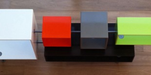 Cu ocazia noii expozitii din Galeria Granville din Paris, designerul Jean-Baptiste Siberin-Blanc si artistul Come Mosta-Heirt au colaborat in procesul creativ luandu-si inspiratia din lucrarile realizate de celalalt. Rezultatul a costat in colectia realizata din materialul HI-MACS® a designerului Jean-Baptiste Sibertin-Blanc, alcatuita din 3 piese: o consola, un corp de oglinda si un corp de iluminat. 
Culorile si proprietatile materialelor […] Mai mult…