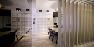 Emotiile ne ghideaza fiecare pas, iar spatiile pe care le proiectam le gazduiesc.Aceasta idee a fost punctul de plecare al studioului de design Cuartopensante in realizarea amenajarii de interior al apartamentului Double Dueto, un spatiu de 130 mp mobilat cu piese HI-MACS®.
Apartamentul se afla intr-un complex residential nou construit, insa proprietarul a dorit sa transforme acest spatiu intr-un camin plin […] Mai mult…