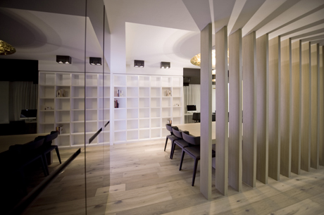 Emotiile ne ghideaza fiecare pas, iar spatiile pe care le proiectam le gazduiesc.Aceasta idee a fost punctul de plecare al studioului de design Cuartopensante in realizarea amenajarii de interior al apartamentului Double Dueto, un spatiu de 130 mp mobilat cu piese HI-MACS®.
Apartamentul se afla intr-un complex residential nou construit, insa proprietarul a dorit sa transforme acest spatiu intr-un camin plin […] Mai mult…