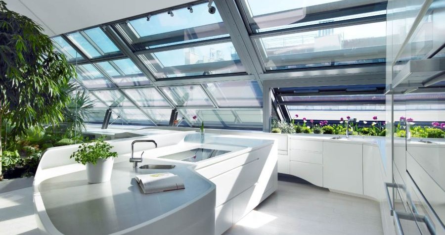 Apartamentul spatios in care se regaseste aceasta bucatarie se afla in centrul orasului Viena. Acesta a fost proiectat ca un spatiu deschis, bucurandu-se din plin de lumina naturala ce il inunda prin multitudinea elementelor vitrate. Prin modul de amenajare al interioarelor si al materialelor utilizate s-a incercat crearea unui spatiu omogen, in care trecerea de la o zona functionala la […] Mai mult…