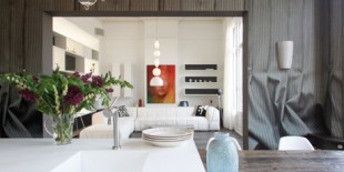 Designerul Remmelt van der Wal si-a deschis de curand studioul de design de interior Remmelt in Amsterdam: intr-o locatie unica intr-o impresionanta cladire monumentala in apropierea Rijksmuseum din zona PC Hooftstraat.

Remmelt utilizeaza in proiectele sale materiale de o calitate superioara, iar elementele de design concepute sunt multifunctionale si inovative. Detaliile unice se intrepatrund armonios si denota luxul si bunul gust.

Materialul […] Mai mult…