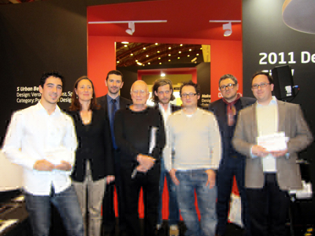 de la stanga la dreapta: Mario Fuentes (castigator categoria Student), Clivia Bauer, Martin Allen-Smith, Bruno Fattorini, Jules Mesny-Deschamps, John Nordon, Jonathan J. Clarke si Daniel Abendroth (castigator categoria Profesional).


Castigatorii Concursului de Design HI-MACS®, editia 2011, organizat de LG Hausys Europa, au fost anuntati in cadrul expozitiei 100% Design ce a avut loc la Londra. Cei 8 finalisti din cele 2 […] Mai mult…