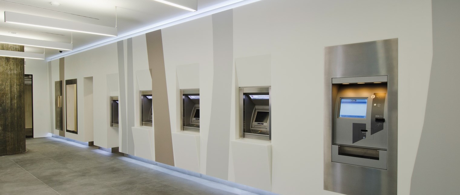 Sediile bancare sunt percepute ca spatii autoportante, puternic ancorate in tesutul urban, cu fatade reprezentative menite sa le contureze puternica prezenta si reputatie.

Printr-o metoda noncomformista sediul bancii Baden-Württemberg Bank (BW Bank) a fost reamenajat intr-un stil contrastant cu vechiul stil.

In conceperea acestui nou design al spatiului de lucru cu clientii de la primul nivel al cladirii, precum si al zonei […] Mai mult…