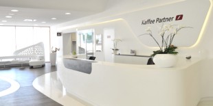 Dupa celebrul proiect premiat Leonardo Glass Cube, studioul de design 3deluxe revine cu o noua amenajare spectaculoasa cu un design ambitios intr-un limbaj formal expresiv concretizat prin materialul HI-MACS®. 

Compania Kaffee Partner, beneficiarul acestei lucrari, isi are birourile intr-o cladire administrativa zonificata pe diferite functiuni: birourile propriu-zise, centrul de distributie, showroom-uri, zona de lounge, precum si o mica zona de […] Mai mult…