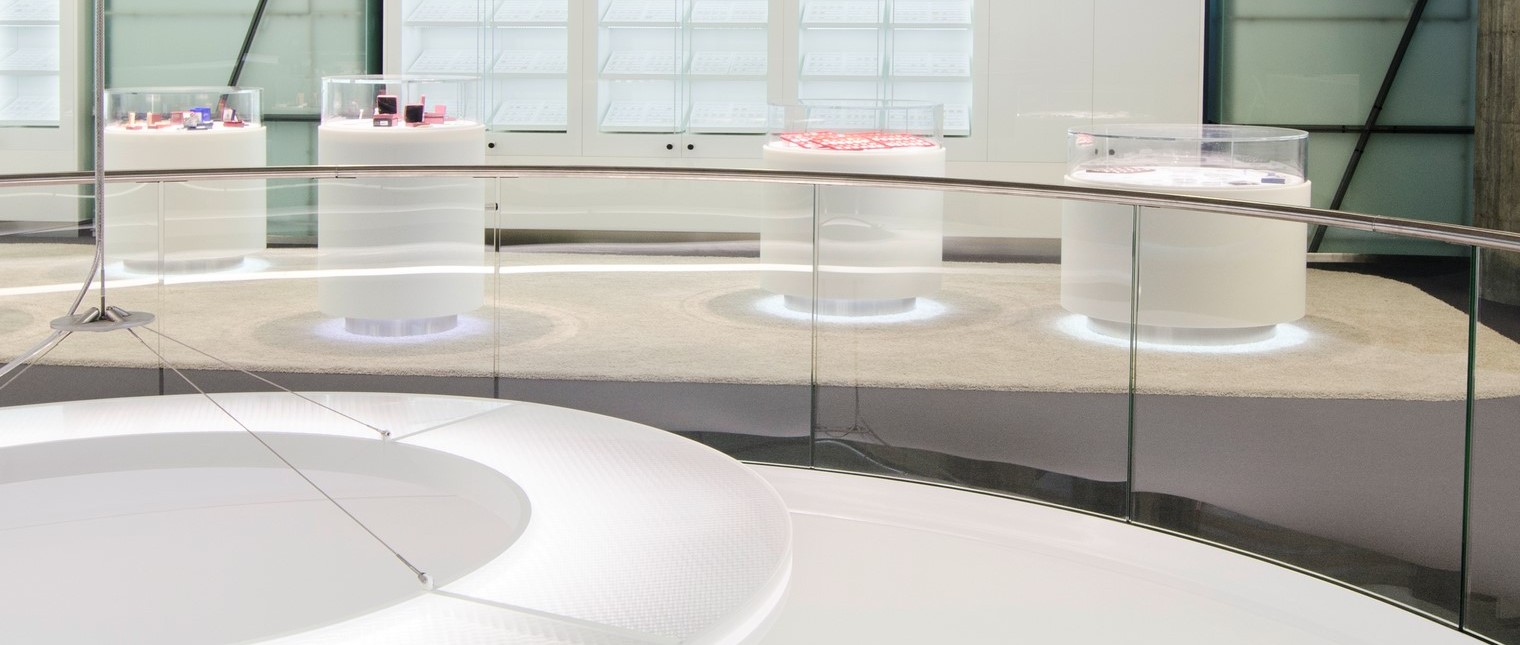 Sediile bancare sunt percepute ca spatii autoportante, puternic ancorate in tesutul urban, cu fatade reprezentative menite sa le contureze puternica prezenta si reputatie.

Printr-o metoda noncomformista sediul bancii Baden-Württemberg Bank (BW Bank) a fost reamenajat intr-un stil contrastant cu vechiul stil.

In conceperea acestui nou design al spatiului de lucru cu clientii de la primul nivel al cladirii, precum si al zonei […] Mai mult…