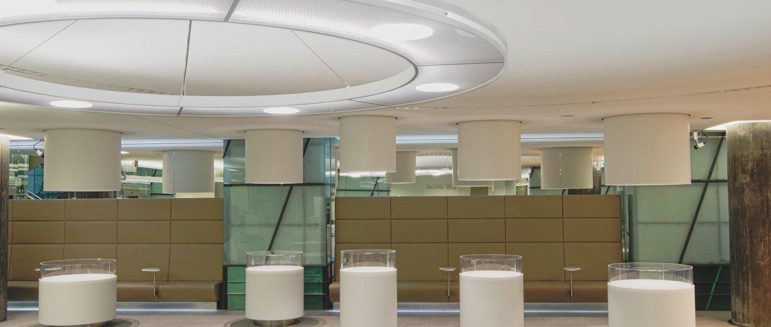 Sediile bancare sunt percepute ca spatii autoportante, puternic ancorate in tesutul urban, cu fatade reprezentative menite sa le contureze puternica prezenta si reputatie.

Printr-o metoda noncomformista sediul bancii Baden-Württemberg Bank (BW Bank) a fost reamenajat intr-un stil contrastant cu vechiul stil.

In conceperea acestui nou design al spatiului de lucru cu clientii de la primul nivel al cladirii, precum si al zonei […] Mai mult…