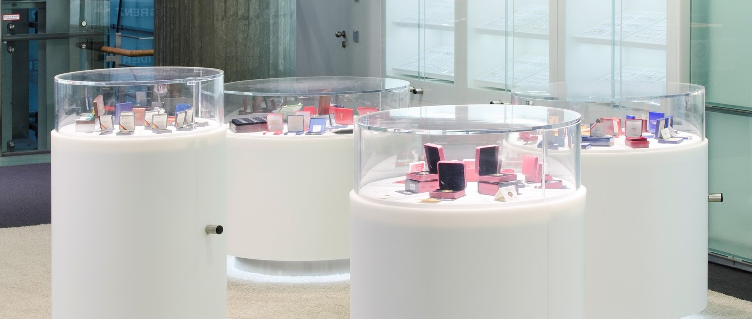 Sediile bancare sunt percepute ca spatii autoportante, puternic ancorate in tesutul urban, cu fatade reprezentative menite sa le contureze puternica prezenta si reputatie.

Printr-o metoda noncomformista sediul bancii Baden-Württemberg Bank (BW Bank) a fost reamenajat intr-un stil contrastant cu vechiul stil.

In conceperea acestui nou design al spatiului de lucru cu clientii de la primul nivel al cladirii, precum si al zonei […] Mai mult…