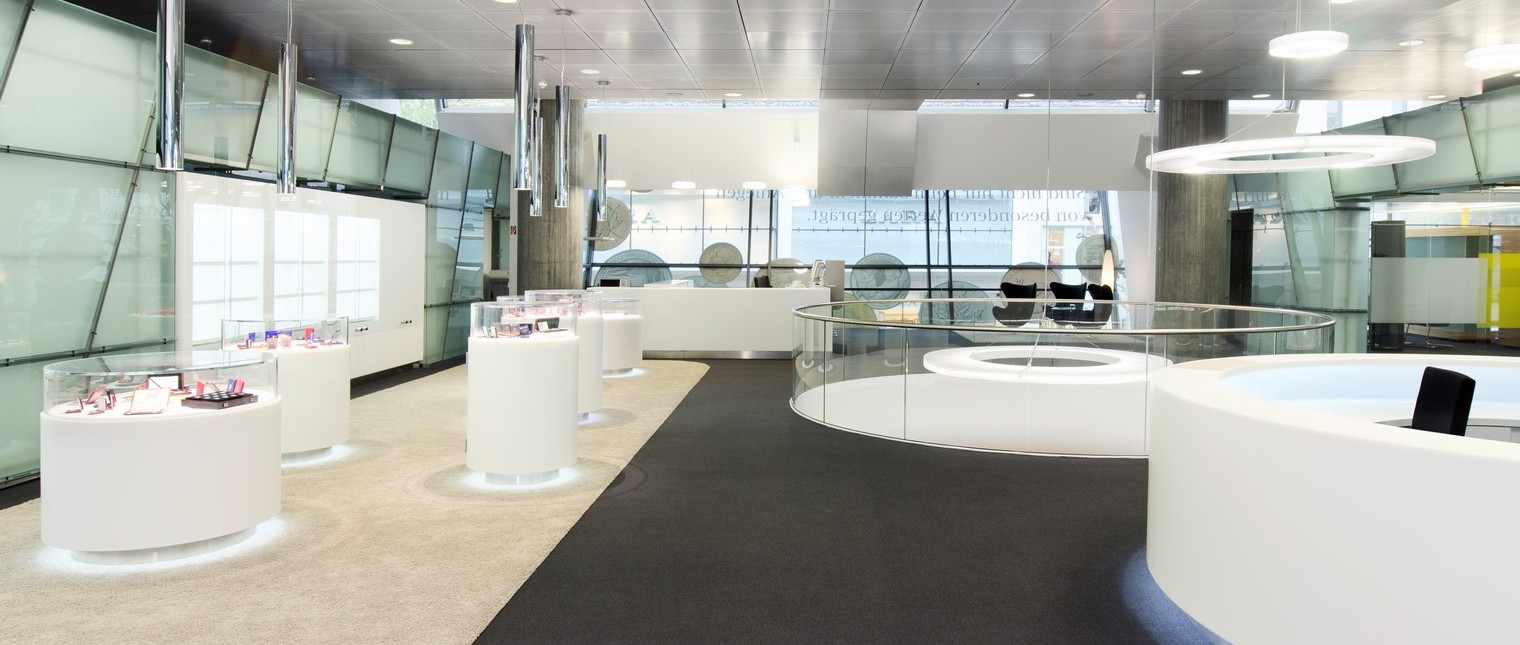 Sediile bancare sunt percepute ca spatii autoportante, puternic ancorate in tesutul urban, cu fatade reprezentative menite sa le contureze puternica prezenta si reputatie.

Printr-o metoda noncomformista sediul bancii Baden-Württemberg Bank (BW Bank) a fost reamenajat intr-un stil contrastant cu vechiul stil.

In conceperea acestui nou design al spatiului de lucru cu clientii de la primul nivel al cladirii, precum si al zonei […] Mai mult…