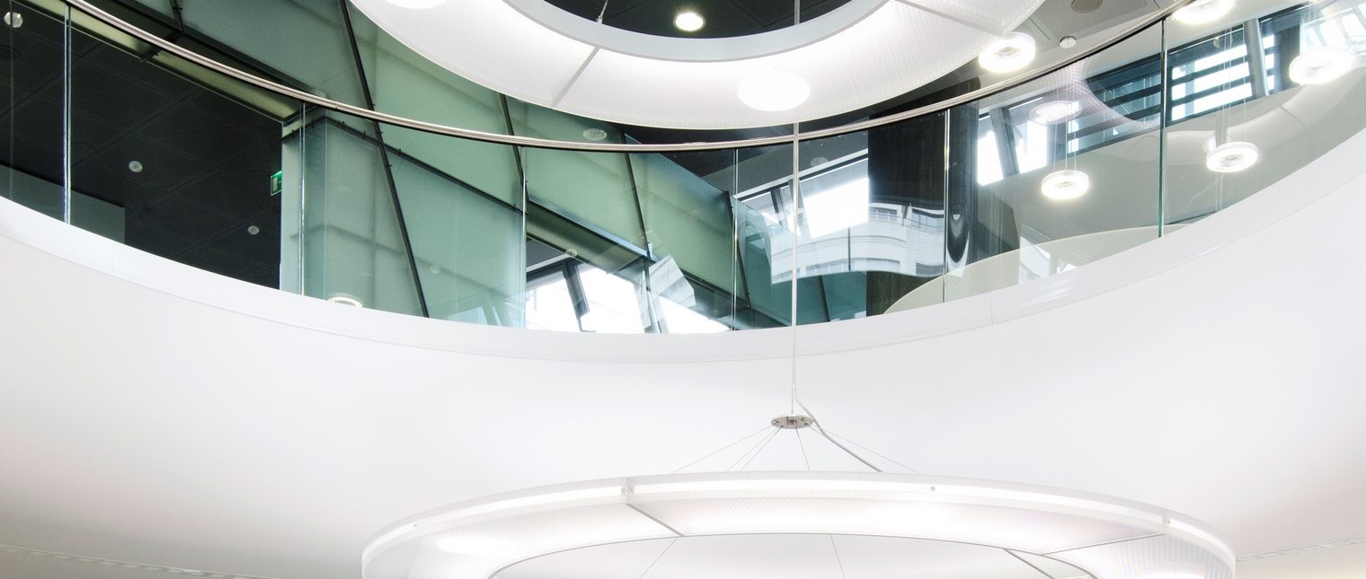 Sediile bancare sunt percepute ca spatii autoportante, puternic ancorate in tesutul urban, cu fatade reprezentative menite sa le contureze puternica prezenta si reputatie.

Printr-o metoda noncomformista sediul bancii Baden-Württemberg Bank (BW Bank) a fost reamenajat intr-un stil contrastant cu vechiul stil.

In conceperea acestui nou design al spatiului de lucru cu clientii de la primul nivel al cladirii, precum si al zonei […] Mai mult…