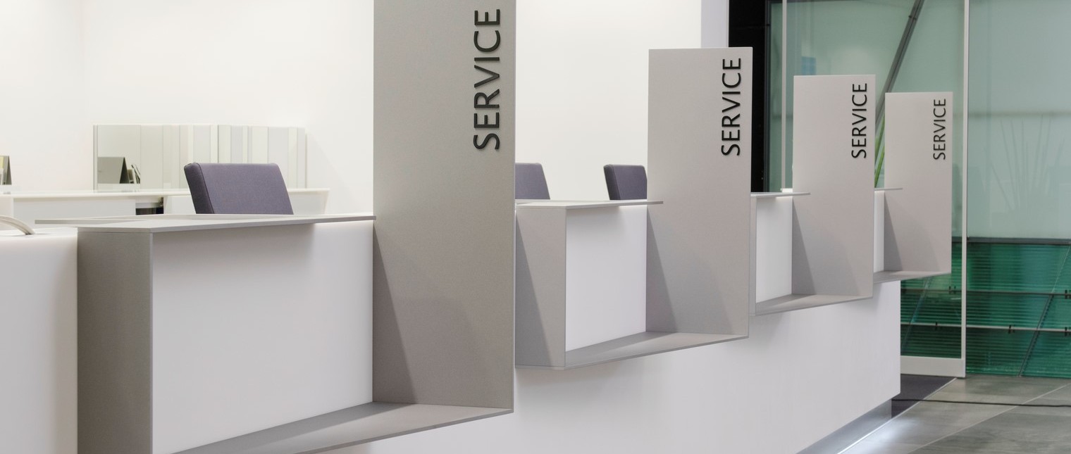 Sediile bancare sunt percepute ca spatii autoportante, puternic ancorate in tesutul urban, cu fatade reprezentative menite sa le contureze puternica prezenta si reputatie.

Printr-o metoda noncomformista sediul bancii Baden-Württemberg Bank (BW Bank) a fost reamenajat intr-un stil contrastant cu vechiul stil.

In conceperea acestui nou design al spatiului de lucru cu clientii de la primul nivel al cladirii, precum si al zonei […] Mai mult…