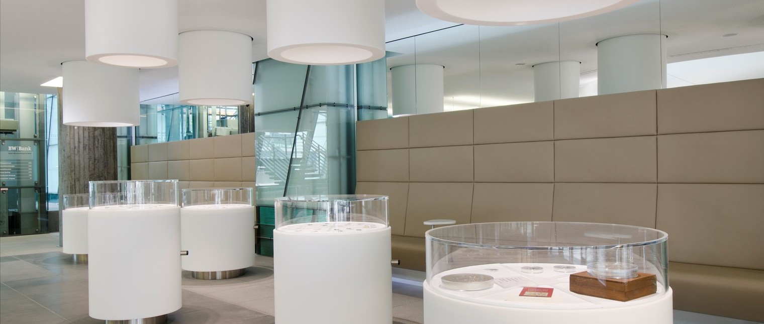 Sediile bancare sunt percepute ca spatii autoportante, puternic ancorate in tesutul urban, cu fatade reprezentative menite sa le contureze puternica prezenta si reputatie.

Printr-o metoda noncomformista sediul bancii Baden-Württemberg Bank (BW Bank) a fost reamenajat intr-un stil contrastant cu vechiul stil.

In conceperea acestui nou design al spatiului de lucru cu clientii de la primul nivel al cladirii, precum si al zonei […] Mai mult…