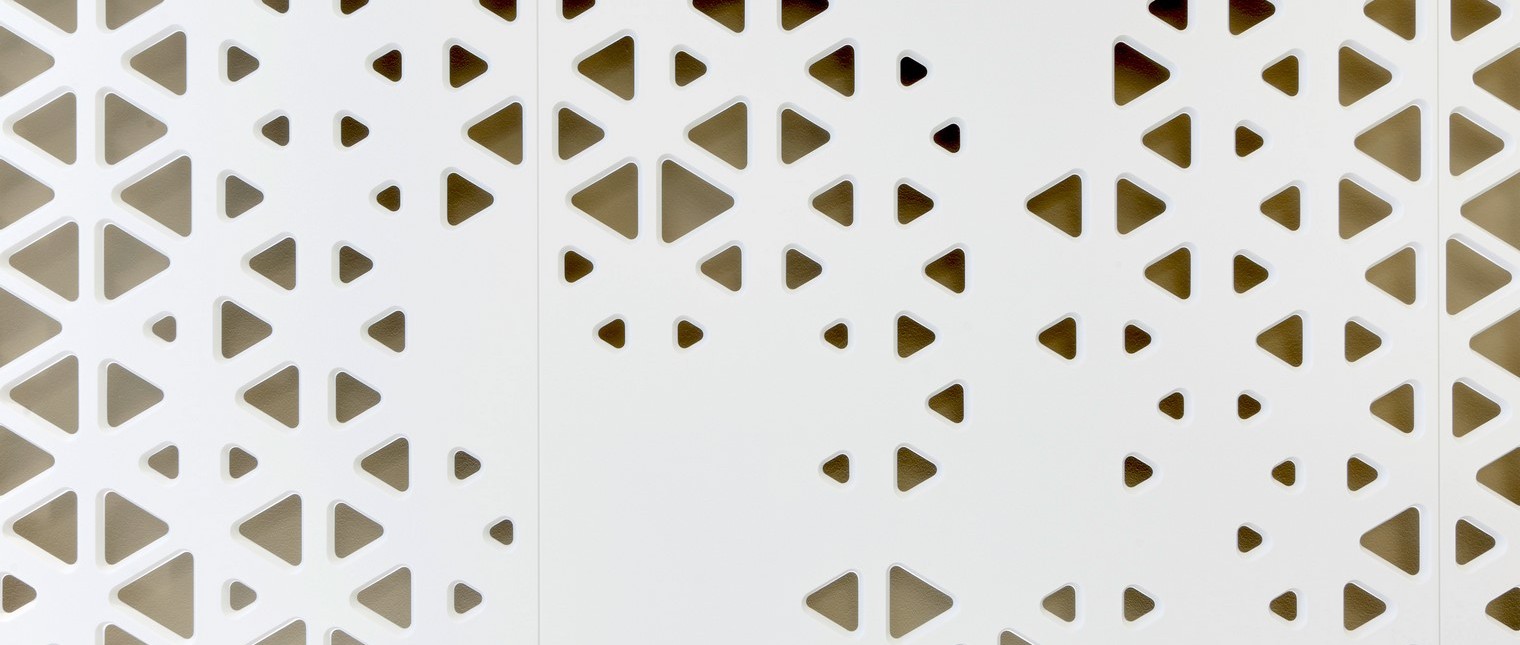 Spatiul sediului bancii, proiectat de biroul de arhitectura Nau Architecture, creeaza o punte de access spre trecutul cultural al cladirii prin designul neobisnuit al peretilor. Portrete ale unor figuri istorice importante sunt gravate in peretii despartitori realizati din HI-MACS® printr-o tehnologie extrem de performanta.
Amenajarea de tip traditional a unei banci este inlocuita de un concept total nou, de “open bank”, […] Mai mult…