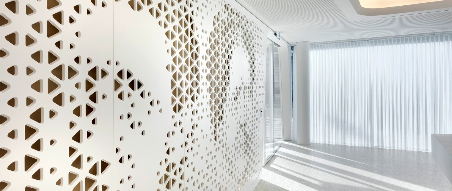 Spatiul sediului bancii, proiectat de biroul de arhitectura Nau Architecture, creeaza o punte de access spre trecutul cultural al cladirii prin designul neobisnuit al peretilor. Portrete ale unor figuri istorice importante sunt gravate in peretii despartitori realizati din HI-MACS® printr-o tehnologie extrem de performanta.
Amenajarea de tip traditional a unei banci este inlocuita de un concept total nou, de “open bank”, […] Mai mult…
