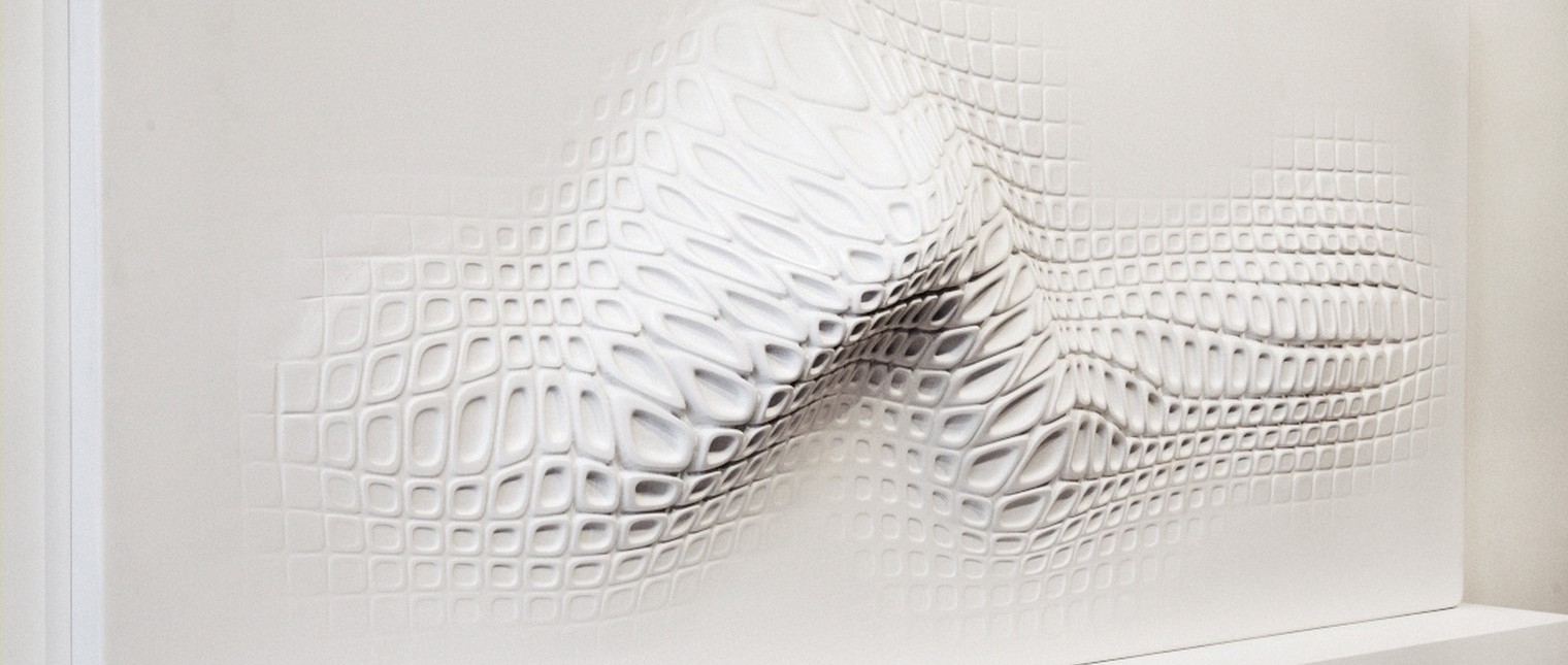 Materialul acrilic natural HI-MACS® a fost ales de celebrul artist francez Ora-ïto pentru lucrarea sa cu care a participat la expozitia londoneza Wallpaper/ Reebok.

Acest material a fost ales datorita proprietatilor sale neobisnuite, efectele vizuale si tactile, precum si pentru capacitatea sa de a se termoforma, lucru ce ofera extrem de putine limitari in crearea unui obiect de design tridimensional.


Cinci dintre […] Mai mult…