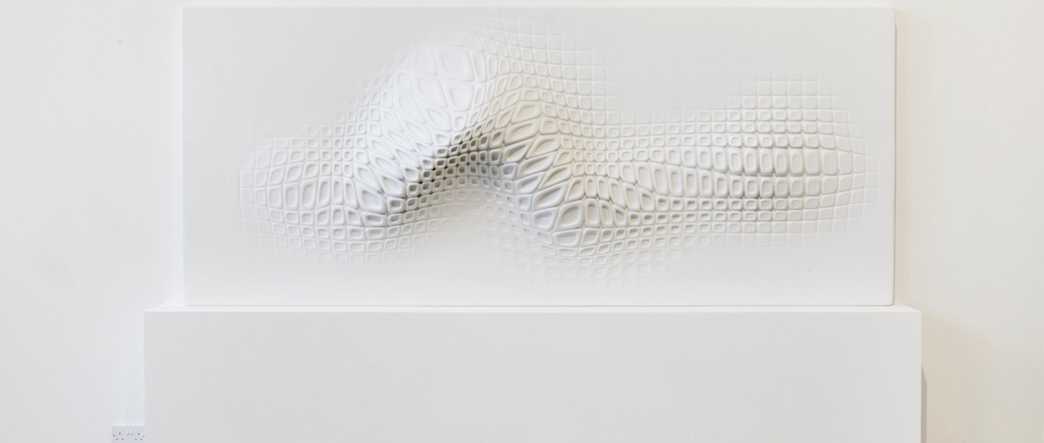 Materialul acrilic natural HI-MACS® a fost ales de celebrul artist francez Ora-ïto pentru lucrarea sa cu care a participat la expozitia londoneza Wallpaper/ Reebok.

Acest material a fost ales datorita proprietatilor sale neobisnuite, efectele vizuale si tactile, precum si pentru capacitatea sa de a se termoforma, lucru ce ofera extrem de putine limitari in crearea unui obiect de design tridimensional.


Cinci dintre […] Mai mult…