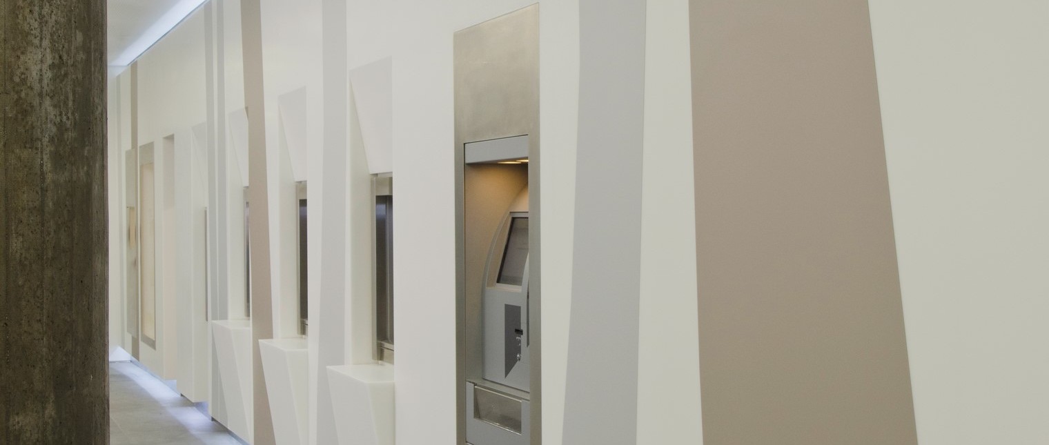 Sediile bancare sunt percepute ca spatii autoportante, puternic ancorate in tesutul urban, cu fatade reprezentative menite sa le contureze puternica prezenta si reputatie.

Printr-o metoda noncomformista sediul bancii Baden-Württemberg Bank (BW Bank) a fost reamenajat intr-un stil contrastant cu vechiul stil.

In conceperea acestui nou design al spatiului de lucru cu clientii de la primul nivel al cladirii, precum si al zonei […] Mai mult…