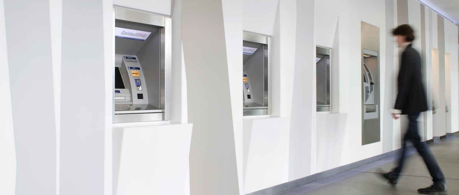 Sediile bancare sunt percepute ca spatii autoportante, puternic ancorate in tesutul urban, cu fatade reprezentative menite sa le contureze puternica prezenta si reputatie.

Printr-o metoda noncomformista sediul bancii Baden-Württemberg Bank (BW Bank) a fost reamenajat intr-un stil contrastant cu vechiul stil.

In conceperea acestui nou design al spatiului de lucru cu clientii de la primul nivel al cladirii, precum si al zonei […] Mai mult…