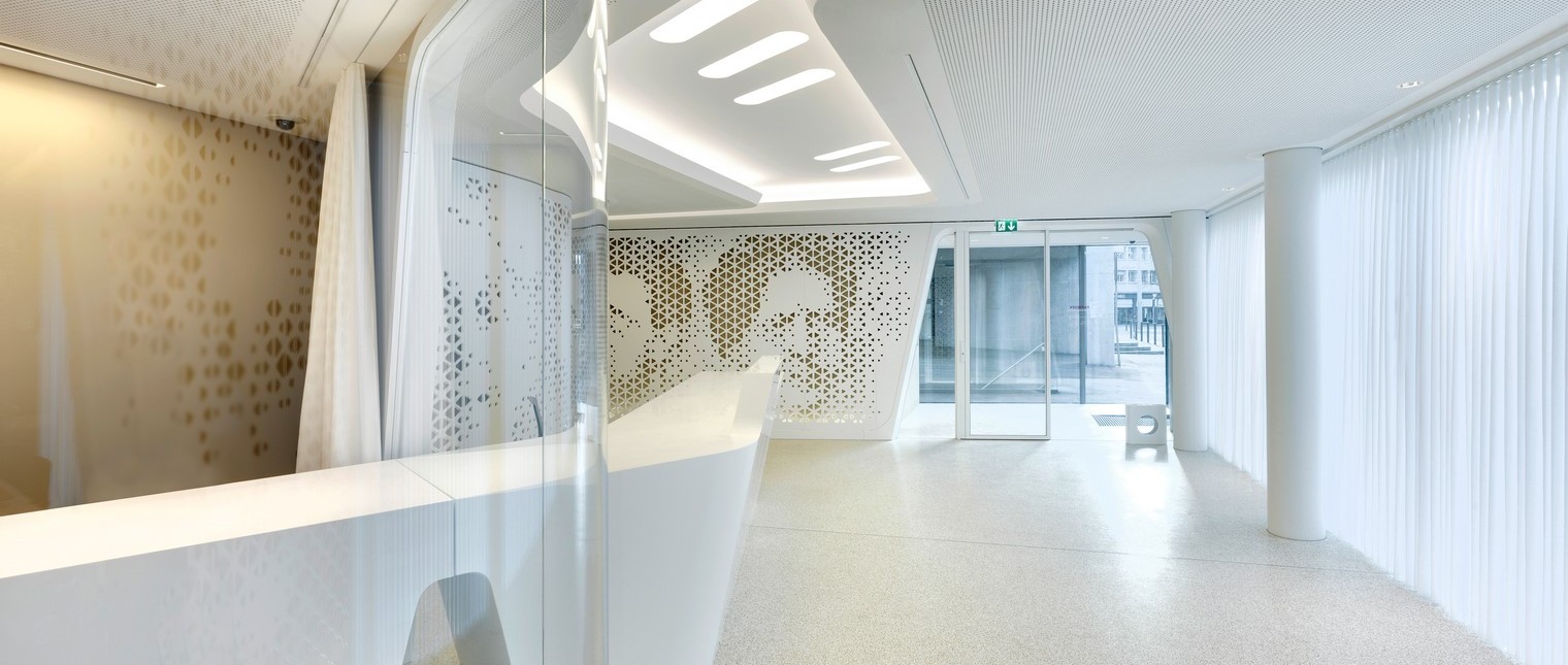 Spatiul sediului bancii, proiectat de biroul de arhitectura Nau Architecture, creeaza o punte de access spre trecutul cultural al cladirii prin designul neobisnuit al peretilor. Portrete ale unor figuri istorice importante sunt gravate in peretii despartitori realizati din HI-MACS® printr-o tehnologie extrem de performanta.
Amenajarea de tip traditional a unei banci este inlocuita de un concept total nou, de “open bank”, […] Mai mult…