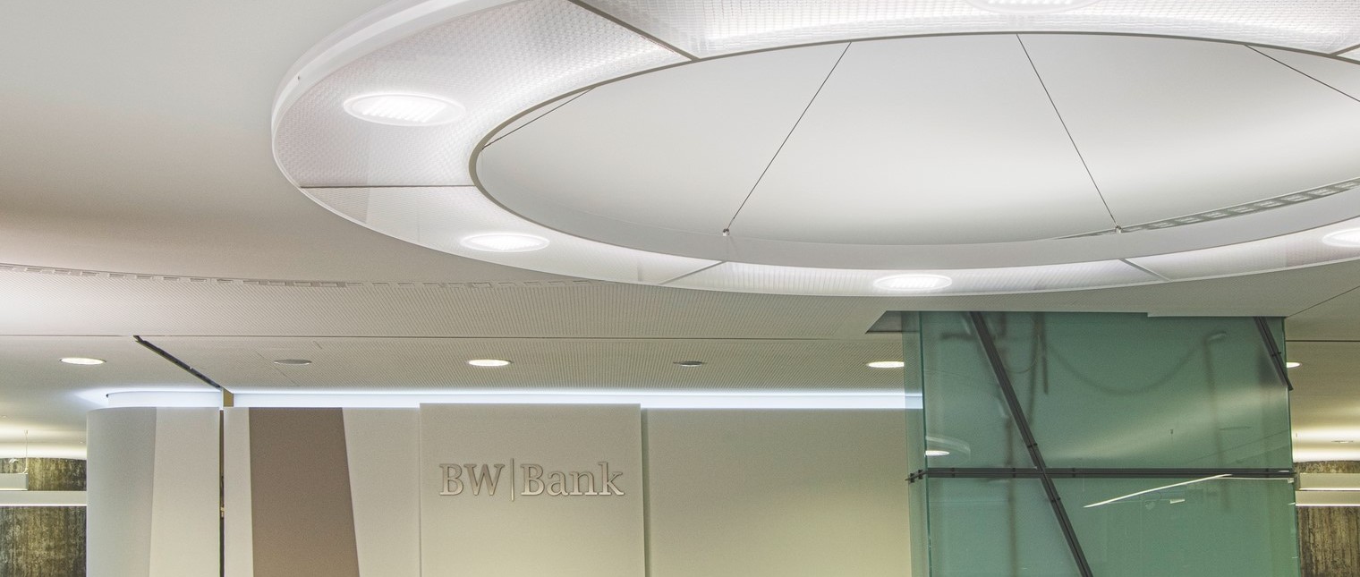 Sediile bancare sunt percepute ca spatii autoportante, puternic ancorate in tesutul urban, cu fatade reprezentative menite sa le contureze puternica prezenta si reputatie.

Printr-o metoda noncomformista sediul bancii Baden-Württemberg Bank (BW Bank) a fost reamenajat intr-un stil contrastant cu vechiul stil.

In conceperea acestui nou design al spatiului de lucru cu clientii de la primul nivel al cladirii, precum si al zonei […] Mai mult…