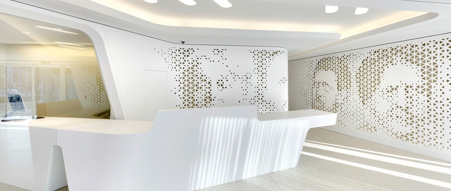 Spatiul sediului bancii, proiectat de biroul de arhitectura Nau Architecture, creeaza o punte de access spre trecutul cultural al cladirii prin designul neobisnuit al peretilor. Portrete ale unor figuri istorice importante sunt gravate in peretii despartitori realizati din HI-MACS® printr-o tehnologie extrem de performanta.
Amenajarea de tip traditional a unei banci este inlocuita de un concept total nou, de “open bank”, […] Mai mult…