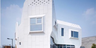 O data cu construirea  Pan-gyo Residence de catre firma de arhitectura Oficiul 53427, pentru prima data in Coreea a fost folosita o fatada HI-MACS®. Proprietatile materialului subliniaza cu maiestrie obiectivele firmei, care si-a propus sa foloseasca materiale si tehnologii noi pentru a contracara peisajul arhitectural omogen coreean si designul sau monolitic.

Pan-gyo Residence a fost construita pe un sit de […] Mai mult…