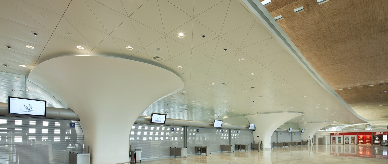 In fiecare zi, aeroportul international Charles de Gaulle din Paris intampina mii de pasageri care de cele mai multe ori se grabesc, astfel ca facilitatea trebuie sa faca fata continuu conditiilor haotice. Terminalul 2F a dezvaluit recent o noua sala de acces cu trei piloni realizati integral din HI-MACS® Piatra Acrilica Naturala. Marc Fidelle si Andrei David, arhitectii aeroportului de […] Mai mult…