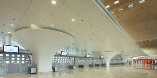 In fiecare zi, aeroportul international Charles de Gaulle din Paris intampina mii de pasageri care de cele mai multe ori se grabesc, astfel ca facilitatea trebuie sa faca fata continuu conditiilor haotice. Terminalul 2F a dezvaluit recent o noua sala de acces cu trei piloni realizati integral din HI-MACS® Piatra Acrilica Naturala. Marc Fidelle si Andrei David, arhitectii aeroportului de […] Mai mult…