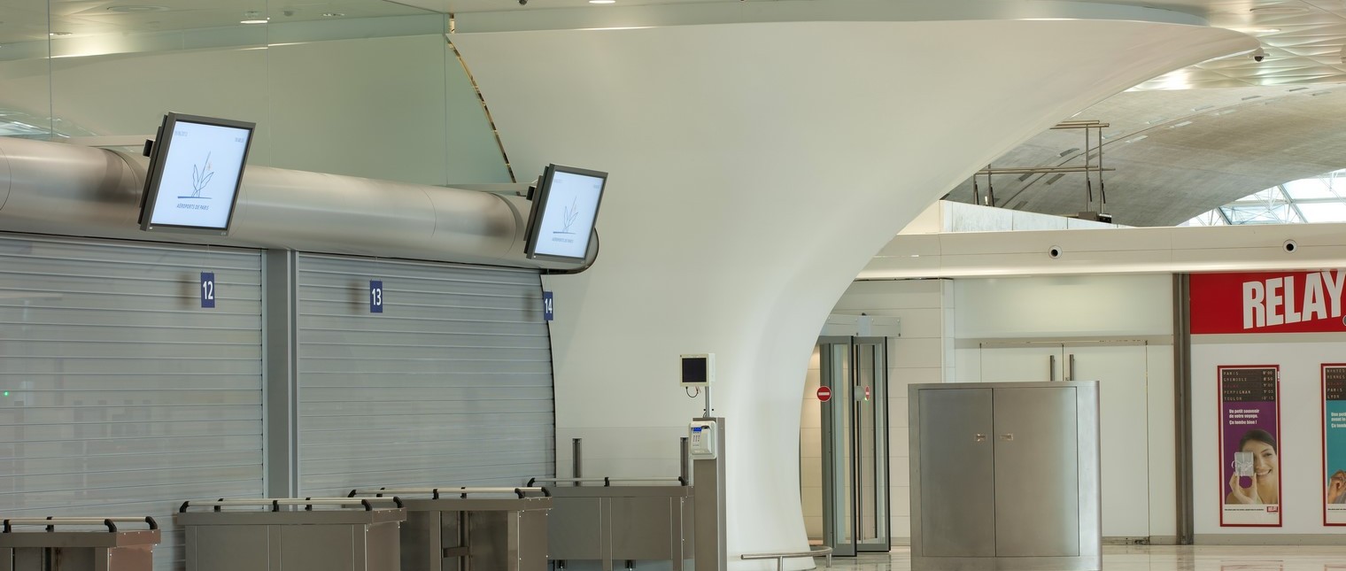 In fiecare zi, aeroportul international Charles de Gaulle din Paris intampina mii de pasageri care de cele mai multe ori se grabesc, astfel ca facilitatea trebuie sa faca fata continuu conditiilor haotice. Terminalul 2F a dezvaluit recent o noua sala de acces cu trei piloni realizati integral din HI-MACS® Piatra Acrilica Naturala. Marc Fidelle si Andrei David, arhitectii aeroportului de […] Mai mult…