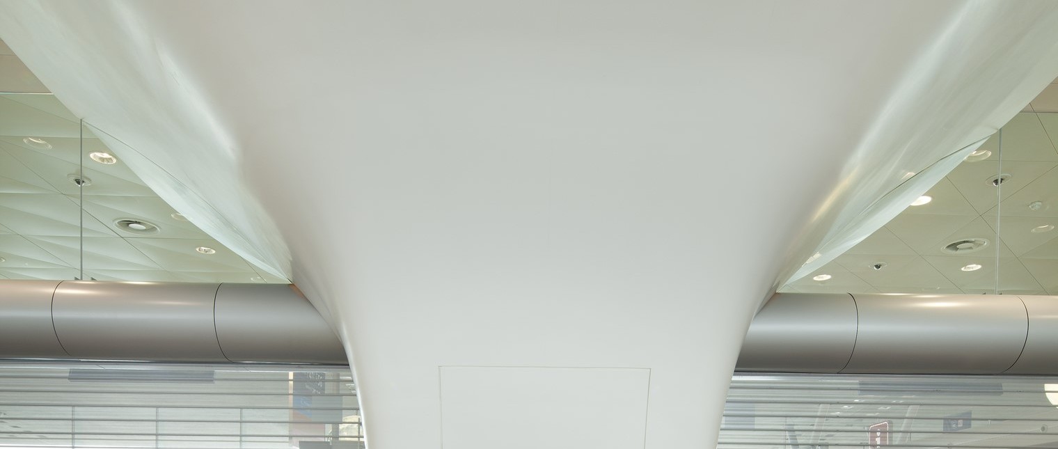 In fiecare zi, aeroportul international Charles de Gaulle din Paris intampina mii de pasageri care de cele mai multe ori se grabesc, astfel ca facilitatea trebuie sa faca fata continuu conditiilor haotice. Terminalul 2F a dezvaluit recent o noua sala de acces cu trei piloni realizati integral din HI-MACS® Piatra Acrilica Naturala. Marc Fidelle si Andrei David, arhitectii aeroportului de […] Mai mult…