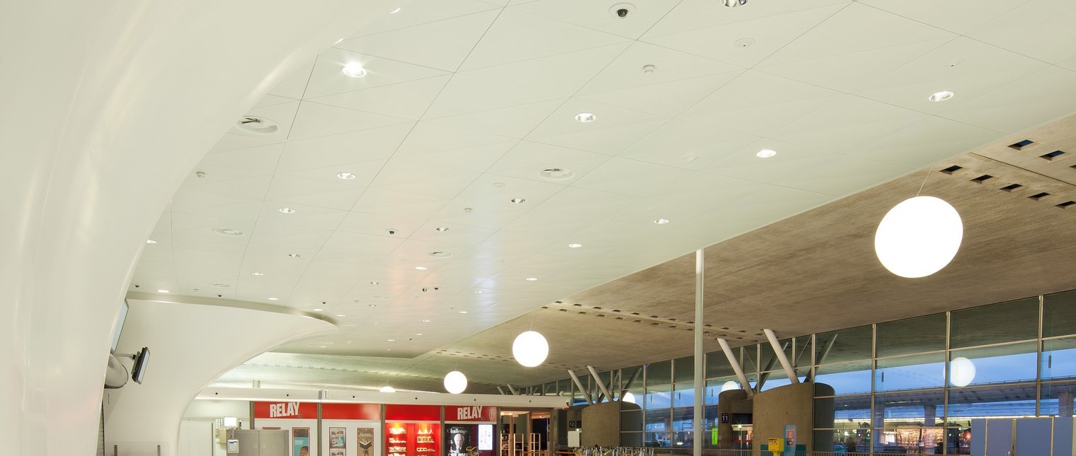 In fiecare zi, aeroportul international Charles de Gaulle din Paris intampina mii de pasageri care de cele mai multe ori se grabesc, astfel ca facilitatea trebuie sa faca fata continuu conditiilor haotice. Terminalul 2F a dezvaluit recent o noua sala de acces cu trei piloni realizati integral din HI-MACS® Piatra Acrilica Naturala. Marc Fidelle si Andrei David, arhitectii aeroportului de […] Mai mult…