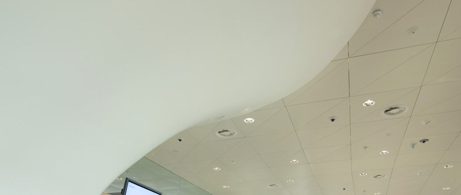 In fiecare zi, aeroportul international Charles de Gaulle din Paris intampina mii de pasageri care de cele mai multe ori se grabesc, astfel ca facilitatea trebuie sa faca fata continuu conditiilor haotice. Terminalul 2F a dezvaluit recent o noua sala de acces cu trei piloni realizati integral din HI-MACS® Piatra Acrilica Naturala. Marc Fidelle si Andrei David, arhitectii aeroportului de […] Mai mult…