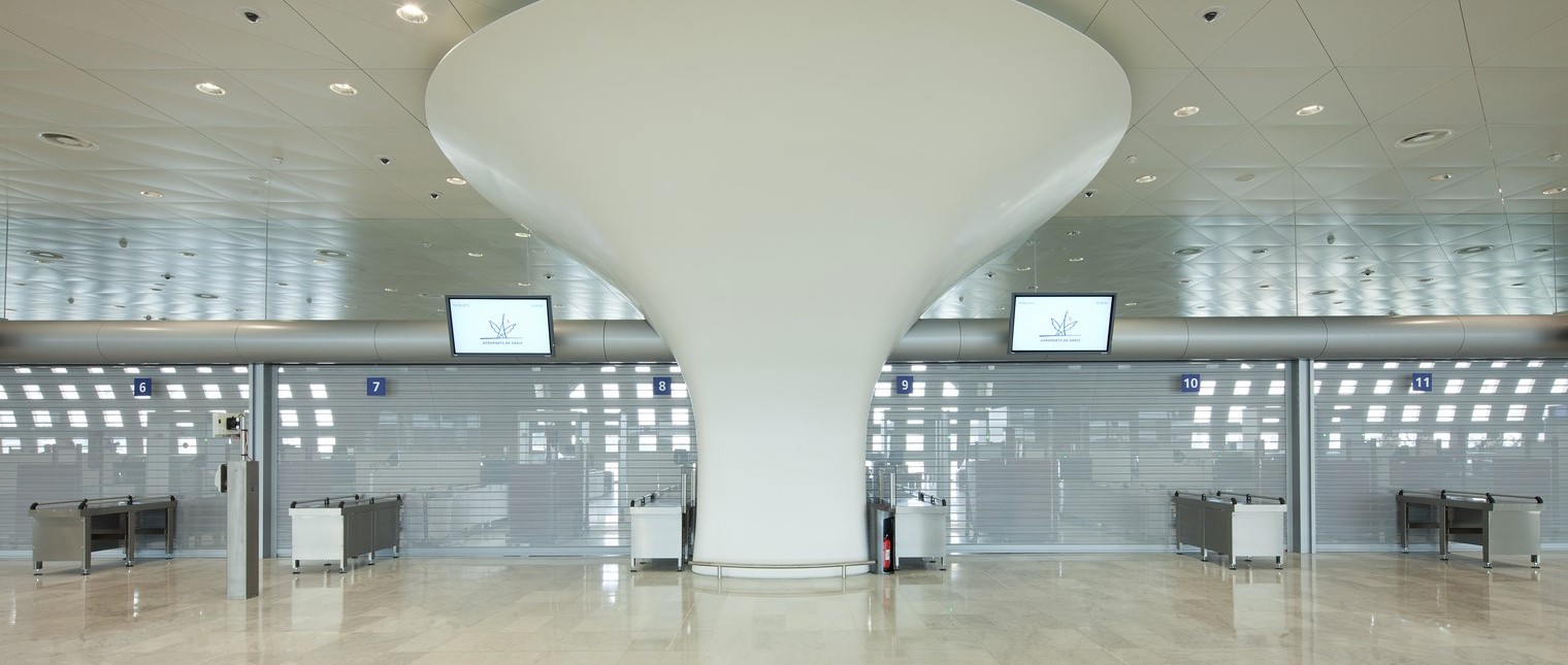 In fiecare zi, aeroportul international Charles de Gaulle din Paris intampina mii de pasageri care de cele mai multe ori se grabesc, astfel ca facilitatea trebuie sa faca fata continuu conditiilor haotice. Terminalul 2F a dezvaluit recent o noua sala de acces cu trei piloni realizati integral din HI-MACS® Piatra Acrilica Naturala. Marc Fidelle si Andrei David, arhitectii aeroportului de […] Mai mult…