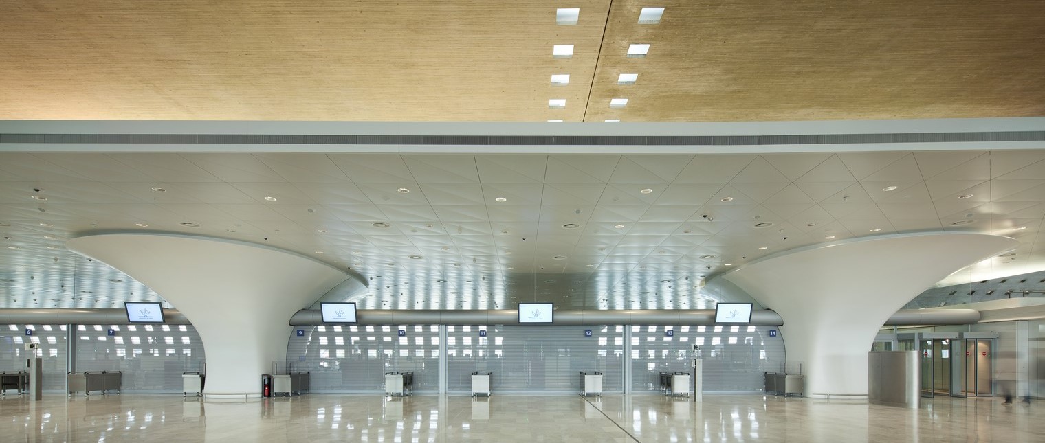 In fiecare zi, aeroportul international Charles de Gaulle din Paris intampina mii de pasageri care de cele mai multe ori se grabesc, astfel ca facilitatea trebuie sa faca fata continuu conditiilor haotice. Terminalul 2F a dezvaluit recent o noua sala de acces cu trei piloni realizati integral din HI-MACS® Piatra Acrilica Naturala. Marc Fidelle si Andrei David, arhitectii aeroportului de […] Mai mult…