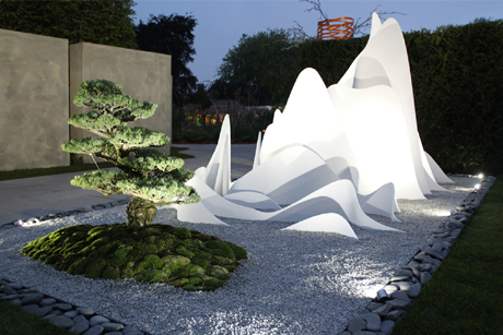 Sound of Silence (sunetul tacerii), care a castigat medalia de argint la expozitie, a fost inspirat de o veche ghicitoare Zen cunoscuta sub numele de koan. Ce este koan a fost inevitabila intrebare care a fascinat multimile din Londra. Un koan este o ghicitoare zen fara rezolvare, folosita ca exercitiu de meditatie in drumul spre iluminare.
Designerul Fernando Gonzalez a imaginat […] Mai mult…