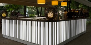 Quattro Stagioni, restaurantul cu specific italian situat in Parcul Herastrau pe malul lacului, este un punct de intalnire cunoscut in Bucuresti pentru atmosfera intima pe care o transmite. Dorind sa ofere clientilor sai o experienta unica prin crearea unei oaze de liniste si relaxare intr-un oras aglomerat, proprietarii au decis sa inlocuiasca vechiul bar exterior realizat din piatra si lemn […] Mai mult…