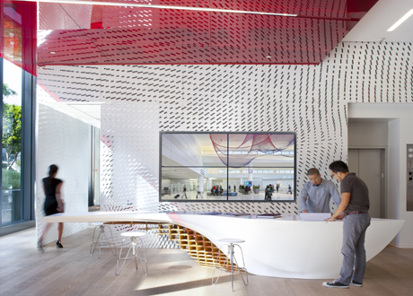 Masa SLO_Gen este noul punct de atractie din lobbyul cladirii de birouri Gensler si este rezultatul unui parteneriat inovativ intre Gensler si departamentul de arhitectura al College of Architecture and Environmental Design din Cal Poly, San Luis Obispo (California).
Pentru a obtine curbele impresionante si spectaculoase, HI-MACS® s-a dovedit materialul ideal datorita proprietatilor sale de termoformare, imbinarilor invizibile si suprafetei lise, […] Mai mult…