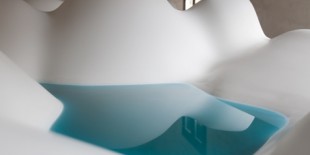 ‘Imaginati-va un peisaj cu dealuri, munti, lacuri, vai, pante domoale … Imaginatia noastra poate merge oriunde, dincolo de limitele ratiunii. Putem fi treji, detinand controlul tuturor facultatilor noastre, si totusi putem pleca intr-o calatorie imaginara unde noi decidem ce se intampla, stergand orice lucru sau experienta care nu ne place printr-un simplu gand. Aceasta este puterea imaginatiei‘. (Michele De Lucchi)
‘In […] Mai mult…