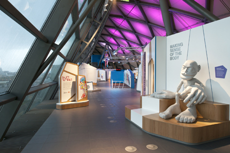Dezvoltat cu ARKA Design Studio pentru etajul superior al centrului de stiinta, Glasgow Science Centre este un concept de expozitie experimentala si inteactiva, menit sa uimeasca si sa incurajeze cercetarea intr-o abordare ludica pentru a transmite cunostinte tuturor, indiferent de varsta. Materialul care a fost ales pentru intreaga expozitie este HI-MACS®.
Scopul expozitiei este de a incuraja descoperirea si intelegerea stiintei […] Mai mult…