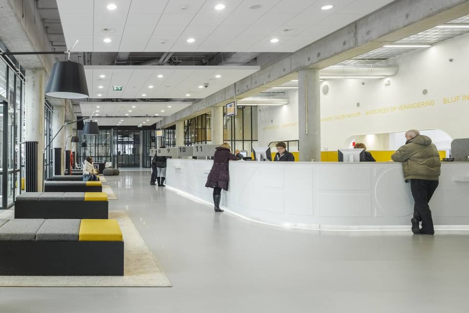 Fokkema&Partners Architets au reinstalat complet spațiile interioare ale Primariei Almere: „Am ales HI-MACS Piatra Acrilica Naturala pentru amenjari interioare pentru a sublinia caracteristicile originale ale acestei clădiri și, în același timp, pentru a da viață unui interior cu accente unice și personale, urmărind scopul final de a reabilita zona serviciilor publice ale Primăriei”.

Înainte de modificările executate, clădirea era un spațiu […] Mai mult…