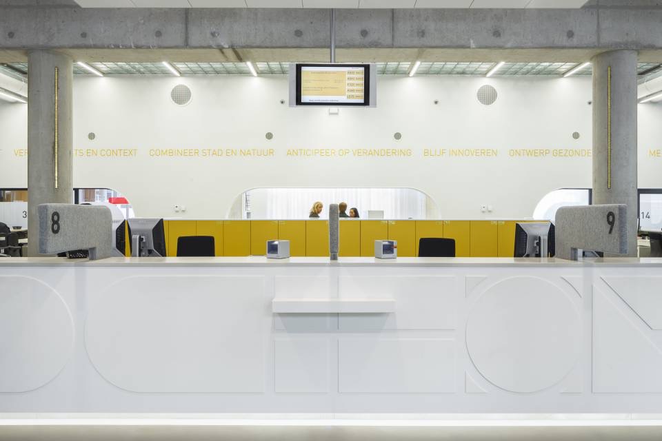 Fokkema&Partners Architets au reinstalat complet spațiile interioare ale Primariei Almere: „Am ales HI-MACS Piatra Acrilica Naturala pentru amenjari interioare pentru a sublinia caracteristicile originale ale acestei clădiri și, în același timp, pentru a da viață unui interior cu accente unice și personale, urmărind scopul final de a reabilita zona serviciilor publice ale Primăriei”.

Înainte de modificările executate, clădirea era un spațiu […] Mai mult…