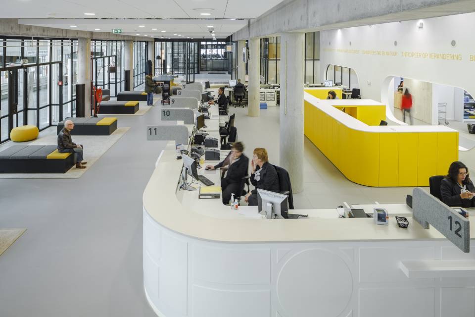 Fokkema&Partners Architets au reinstalat complet spațiile interioare ale Primariei Almere: „Am ales HI-MACS Piatra Acrilica Naturala pentru amenjari interioare pentru a sublinia caracteristicile originale ale acestei clădiri și, în același timp, pentru a da viață unui interior cu accente unice și personale, urmărind scopul final de a reabilita zona serviciilor publice ale Primăriei”.

Înainte de modificările executate, clădirea era un spațiu […] Mai mult…