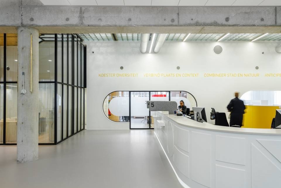 Fokkema&Partners Architets au reinstalat complet spațiile interioare ale Primariei Almere: „Am ales HI-MACS Piatra Acrilica Naturala pentru amenjari interioare pentru a sublinia caracteristicile originale ale acestei clădiri și, în același timp, pentru a da viață unui interior cu accente unice și personale, urmărind scopul final de a reabilita zona serviciilor publice ale Primăriei”.

Înainte de modificările executate, clădirea era un spațiu […] Mai mult…