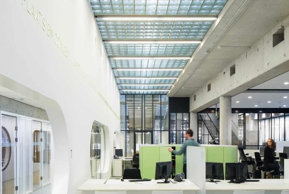 Fokkema&Partners Architets au reinstalat complet spațiile interioare ale Primariei Almere: „Am ales HI-MACS Piatra Acrilica Naturala pentru amenjari interioare pentru a sublinia caracteristicile originale ale acestei clădiri și, în același timp, pentru a da viață unui interior cu accente unice și personale, urmărind scopul final de a reabilita zona serviciilor publice ale Primăriei”.

Înainte de modificările executate, clădirea era un spațiu […] Mai mult…