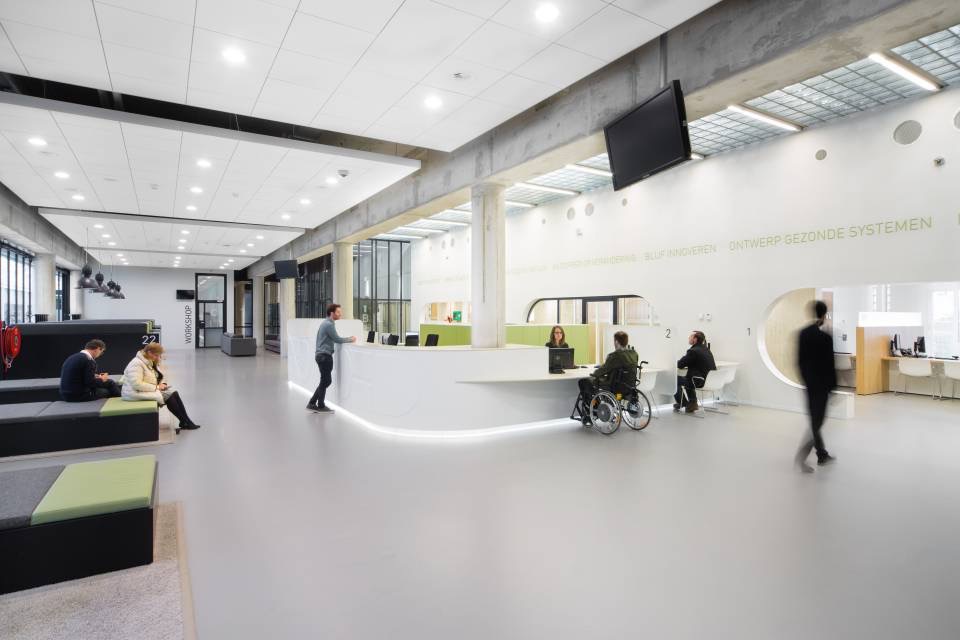 Fokkema&Partners Architets au reinstalat complet spațiile interioare ale Primariei Almere: „Am ales HI-MACS Piatra Acrilica Naturala pentru amenjari interioare pentru a sublinia caracteristicile originale ale acestei clădiri și, în același timp, pentru a da viață unui interior cu accente unice și personale, urmărind scopul final de a reabilita zona serviciilor publice ale Primăriei”.

Înainte de modificările executate, clădirea era un spațiu […] Mai mult…