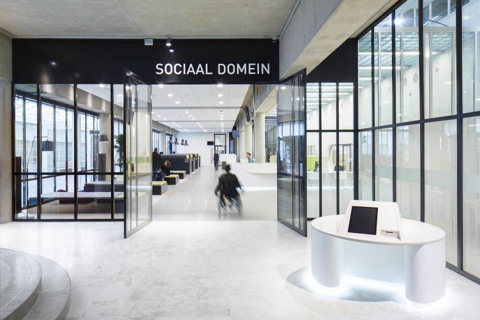 Fokkema&Partners Architets au reinstalat complet spațiile interioare ale Primariei Almere: „Am ales HI-MACS Piatra Acrilica Naturala pentru amenjari interioare pentru a sublinia caracteristicile originale ale acestei clădiri și, în același timp, pentru a da viață unui interior cu accente unice și personale, urmărind scopul final de a reabilita zona serviciilor publice ale Primăriei”.

Înainte de modificările executate, clădirea era un spațiu […] Mai mult…