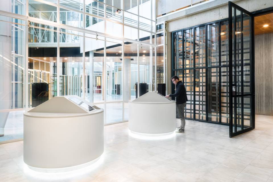 Fokkema&Partners Architets au reinstalat complet spațiile interioare ale Primariei Almere: „Am ales HI-MACS Piatra Acrilica Naturala pentru amenjari interioare pentru a sublinia caracteristicile originale ale acestei clădiri și, în același timp, pentru a da viață unui interior cu accente unice și personale, urmărind scopul final de a reabilita zona serviciilor publice ale Primăriei”.

Înainte de modificările executate, clădirea era un spațiu […] Mai mult…